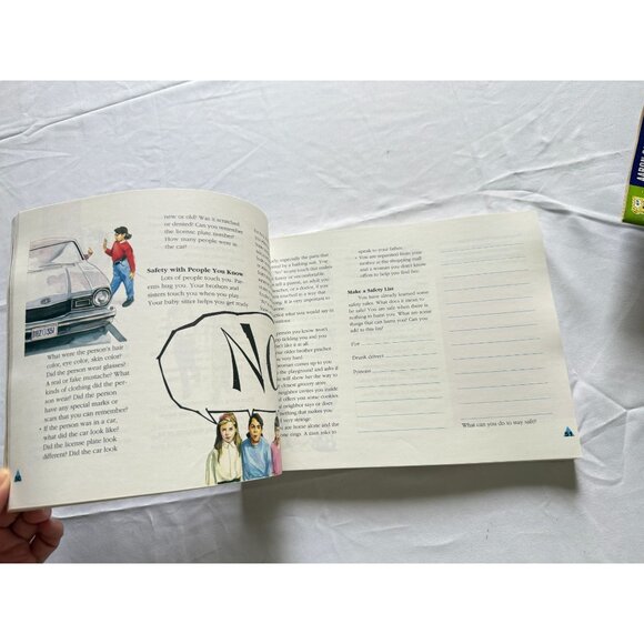 Vintage Brownie Girl Scout Handbook 1993 Paperback Book Guide - Picture 8 of 9